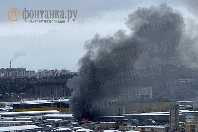В промзоне на севере Петербурга по повышенному номеру тушат склад | Источник: читательница «Фонтанки» Надежда