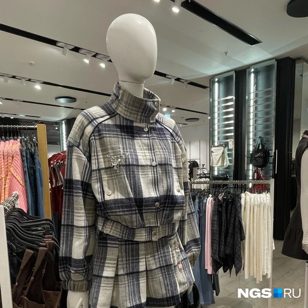 Еще одна интересная вариация в стиле preppy, который, как ни странно, ушел с модной арены (по версии массмаркета) | Источник: Алёна Золотухина / NGS.RU