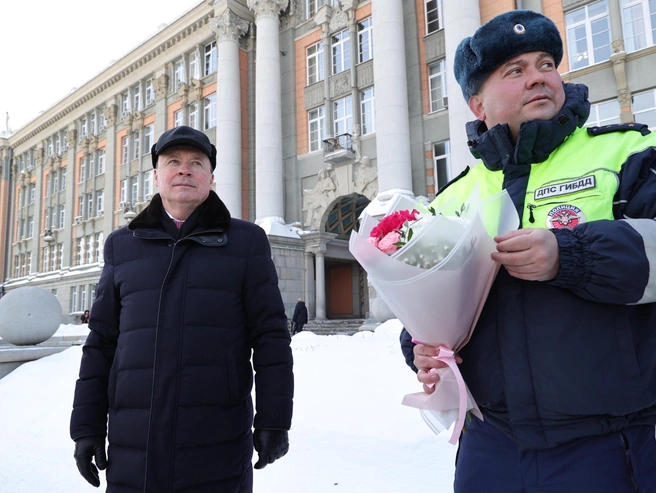 Алексей Орлов искал в потоке машин те, где за рулём были женщины. | Источник: Елена Ельцова / E1.RU