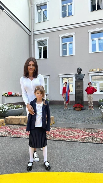 Женщина одна воспитывает дочь Есеню