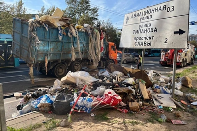 Мусоровоз на Ленсовета потерял груз и перекрыл движение