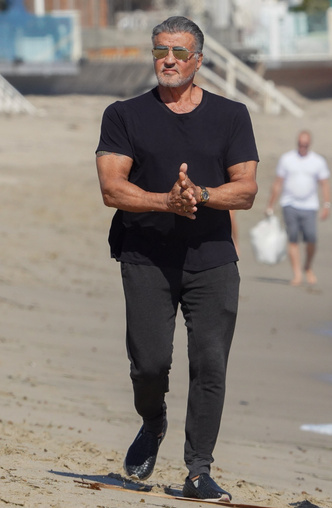74-летний Сталлоне выглядит как модель в рекламе мужского белья