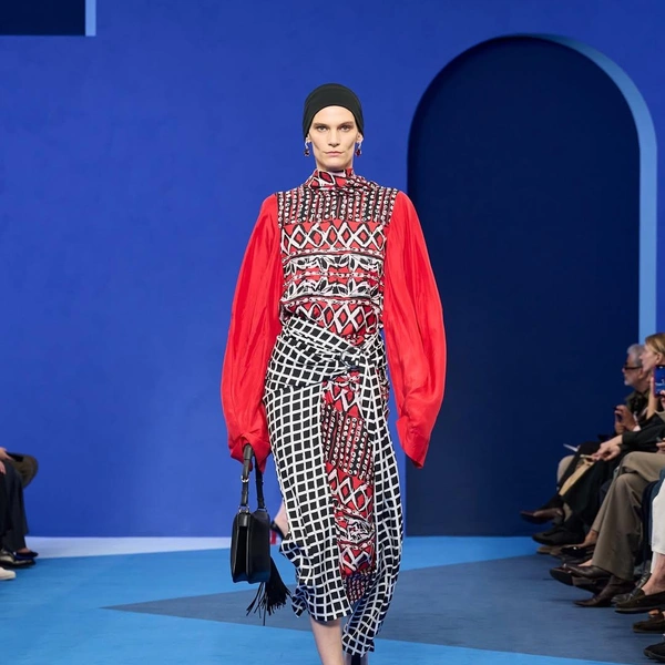 Lanvin возвращает синий цвет — фирменный оттенок Дома Lanvin возвращает синий цвет — фирменный оттенок Дома