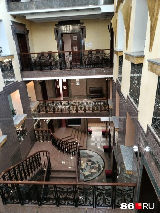 Внутри здание выглядит так же величественно, как снаружи | Источник: Анастасия Шевякова / 86.RU