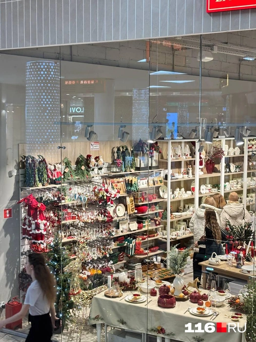 Иногда кажется, что в ТЦ, кроме новогодних товаров, больше ничего нет | Источник: Регина Алтынбаева / 116.RU