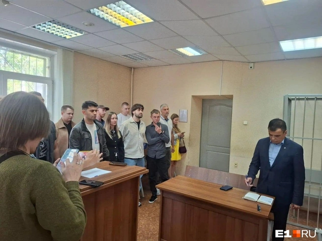Дмитрия Хохлова защищает адвокаты Руслан Султангулов (справа) и Роман Глухов | Источник: Суды Свердловской области
