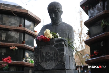 На могиле певца&nbsp;— его бюст и логотип группы | Источник: Татьяна Спиридонова / MSK1.RU