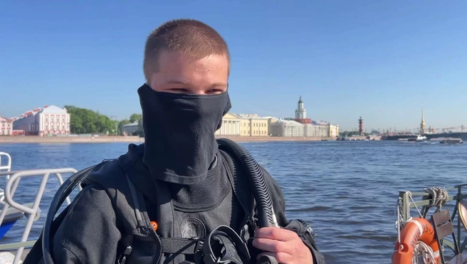 Росгвардеец вернул петербурженке телефон, пролежавший на дне Невы два месяца. Это не iPhone | Источник: Росгвардия. Северо-Западный округ / «Телеграм»