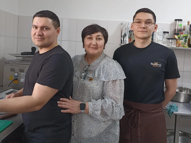 Дина Муратова с сыновьями | Источник: семейный архив Таматаровых-Муратовых