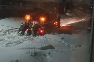 Пожарная машина застряла в сугробах в Асбесте