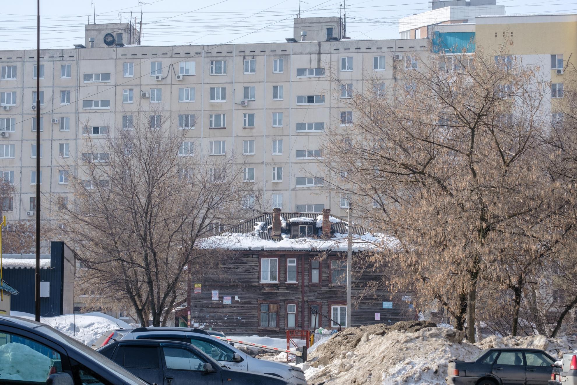 Высотки против хибар: на уфимской улице в Зеленой роще столкнулись миры разных эпох