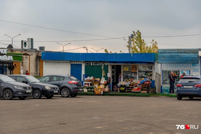 Торговых центров нет. На улицах есть сетевые магазины и ларьки | Источник: Кирилл Поверинов / 76.RU