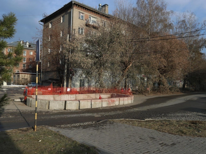 Ремонтные работы проводятся на водоводе по улице Панфиловцев, точное местоположение не указывается. | Источник: Фото