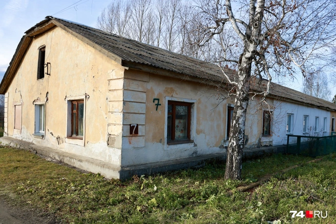 Раньше всё население Магнитки жило в таких бараках. Несколько уцелело и к концу 2025 года. Не чурается старины и глава поселка | Источник: Михаил Шилкин