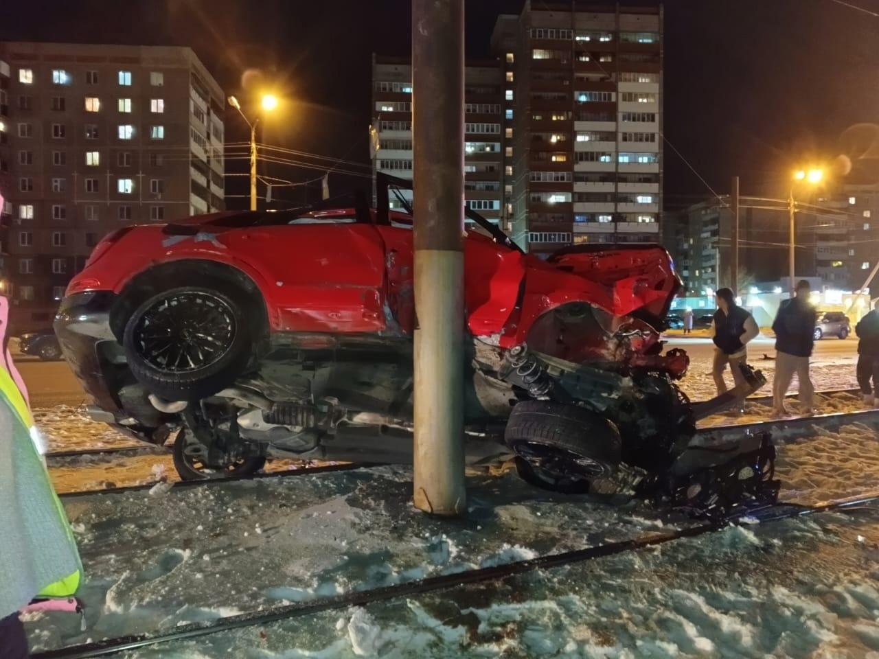 Водитель красной Audi, влетевшей в электроопору рядом с остановкой, устроил гонки перед столкновением