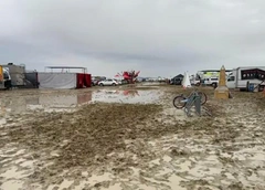 Шнурова, Зверева и экс-солистка «Фабрики» утопают в грязевом аду на Burning Man: один человек погиб
