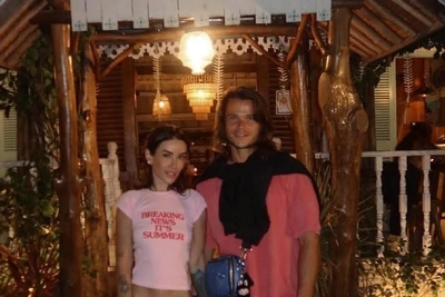 Айзе подарили щенка кроличьей таксы по имени Киви