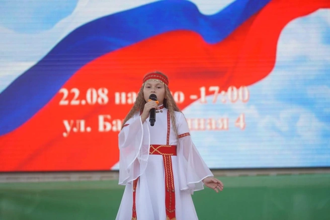 На эстраде исполняли песни о любви к российскому флагу | Источник: ЦПКиО