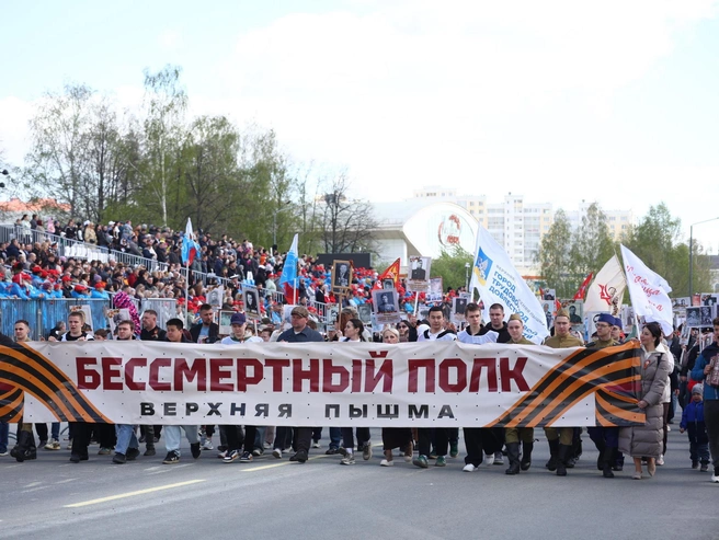 После техники прошла колонна «Бессмертного полка» | Источник: Владислав Лоншаков / E1.RU