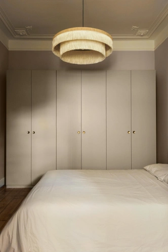 Потолочный светильник, La Redoute. Шкаф, IKEA. Мебельные ручки, Zara Home. | Источник: Елена Дильдина