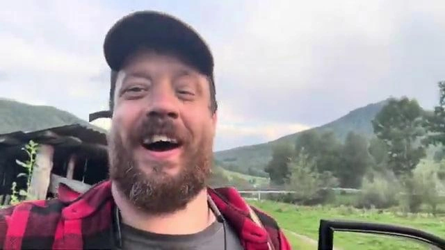 Мужчина рад тому, что остается в России | Источник: Джастас Уолкер / Telegram