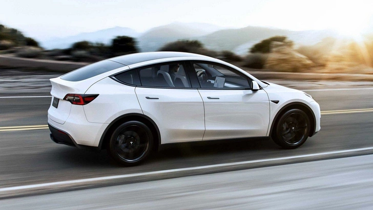 Tesla Model Y чудом избегает лобового столкновения (видео) | maximonline.ru