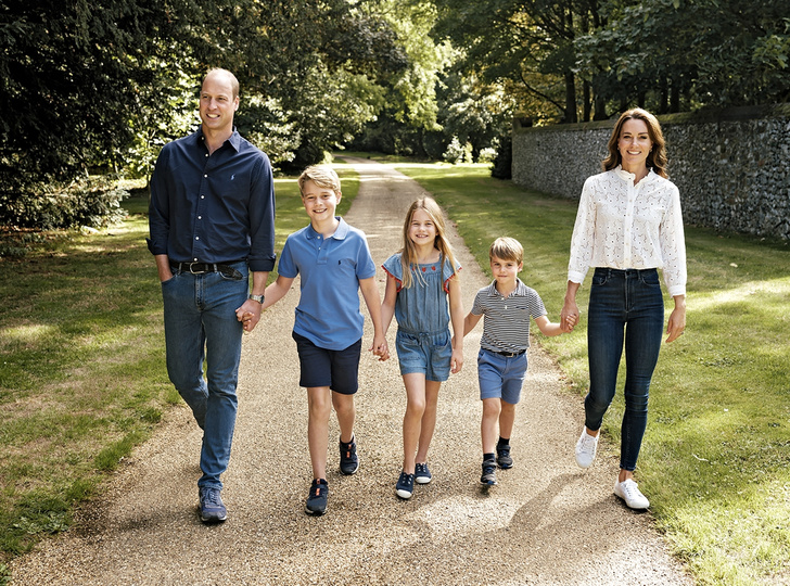 Почему рождественская открытка Кейт Миддлтон и принца Уильяма с детьми напомнила поклонникам открытку принца Гарри и Меган Маркл?