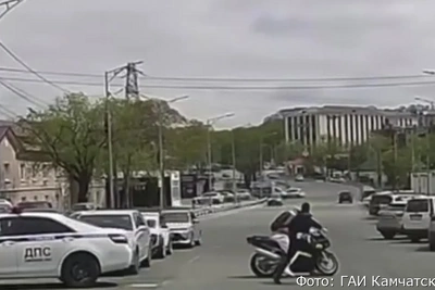 Мотоциклист в Петропавловске врезался в авто при побеге от ДПС