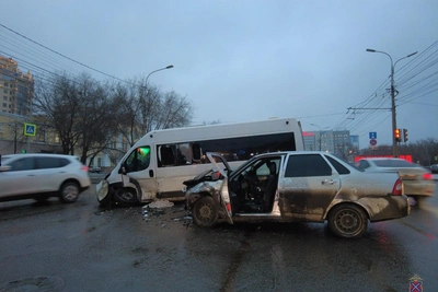 За жизнь 22-летнего борются врачи после аварии в Волгограде