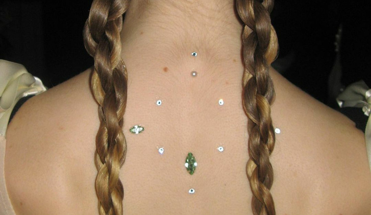 Как выглядит самый красивый макияж спины с кристаллами на показе Simone Rocha AW22