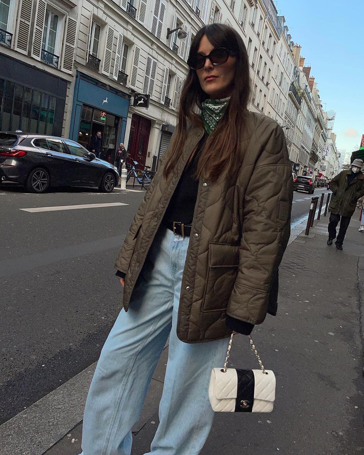 Фото №2 - Стеганая куртка — стильная классика на весну. Посмотрите, с чем ее носит модная парижанка Лея Сфез