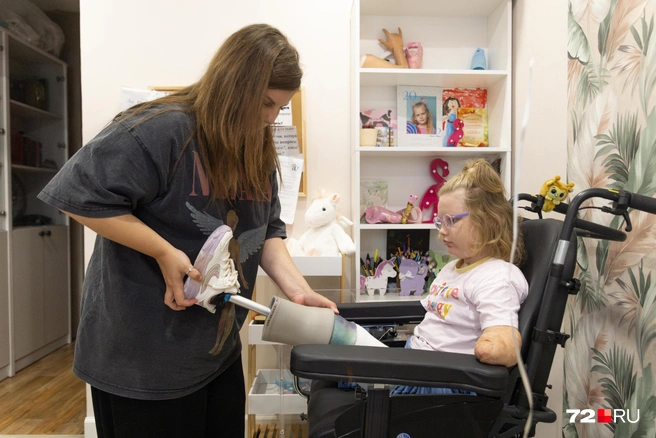 На прогулку пока Варя выходит на коляске. Жить с протезами еще приспосабливается | Источник: Максим Майер / 72.RU