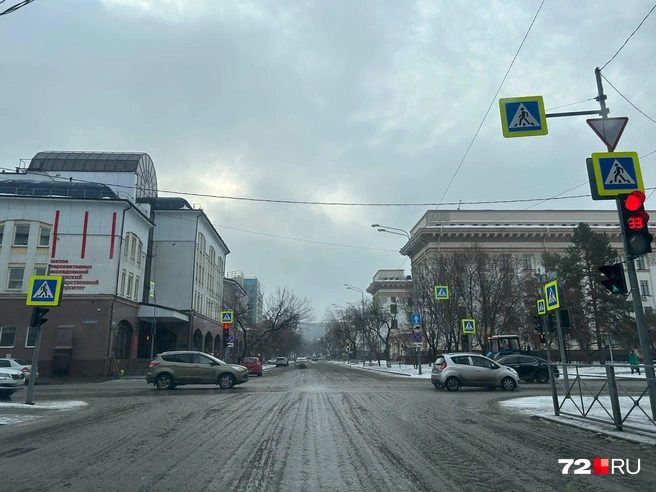 На дорогах тоже много растаявшего снега. Это место рядом с правительством области  | Источник: Елена Познахарева / 72.RU 