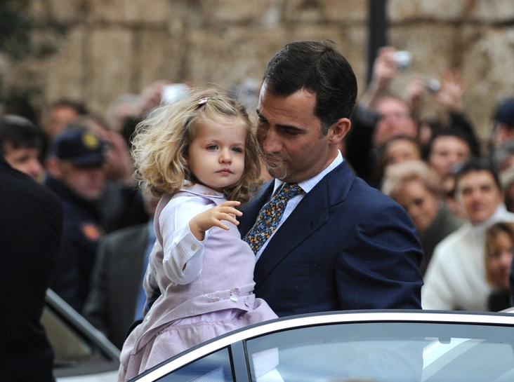 Леонор вместе с папой на пасхальной мессе в городе Пальма-де-Майорка, 23 марта 2008 года