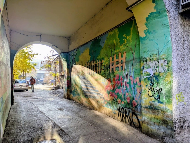 Это портал из Еревана в микрорайон Светлана в Сочи (шутка), но действительно дворы очень похожи | Источник: Оксана Витязь / SOCHI1.RU