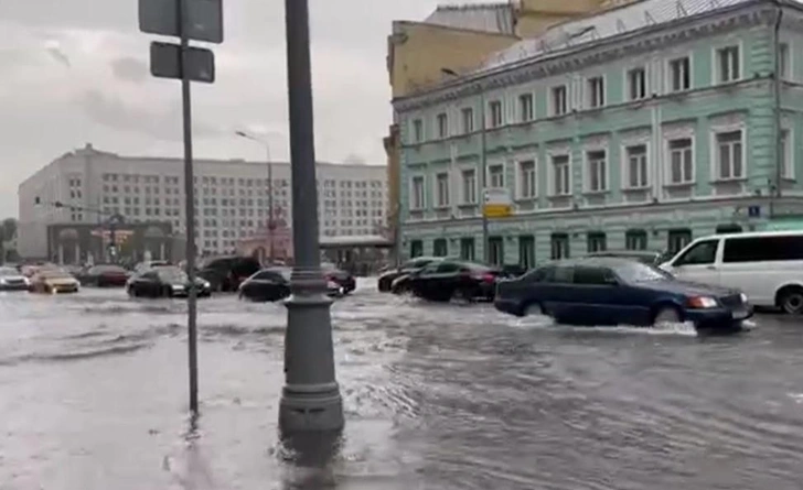 Москва ушла под воду: затопленные улицы, застрявшие в колесе обозрения люди, жители на лодках