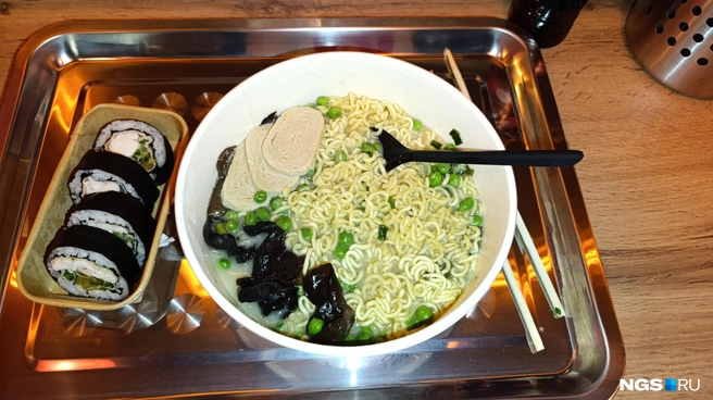 В «рамен-барах» кормят лапшой быстрого приготовления | Источник: Стас Соколов / NGS.RU