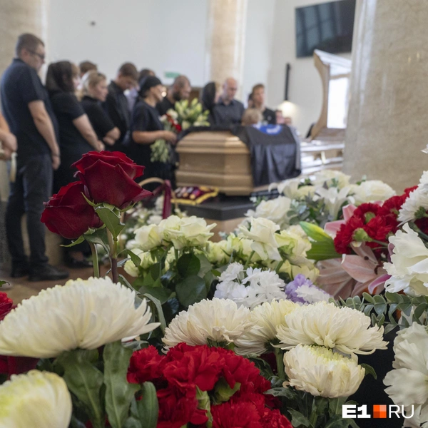 Зал прощания был полон цветов | Источник: Кирилл Кушнов / E1.RU