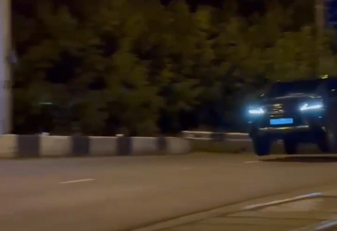 На этом моменте Lexus взмывает в воздух на подъеме, отрываясь от асфальта | Источник: читатель E1.RU