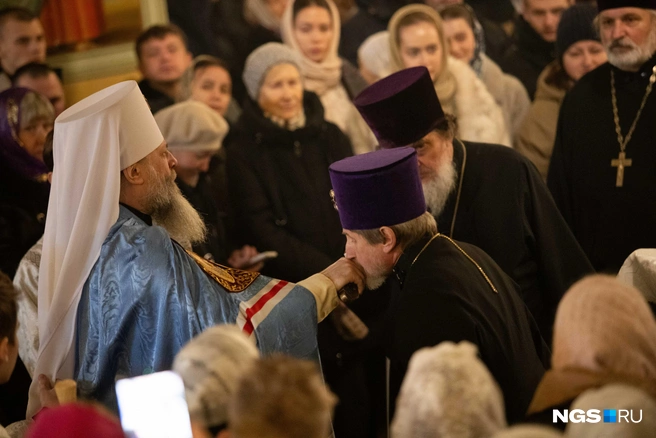 Митрополит Никодим совершил Божественную литургию | Источник: Андрей Бортко / NGS.RU