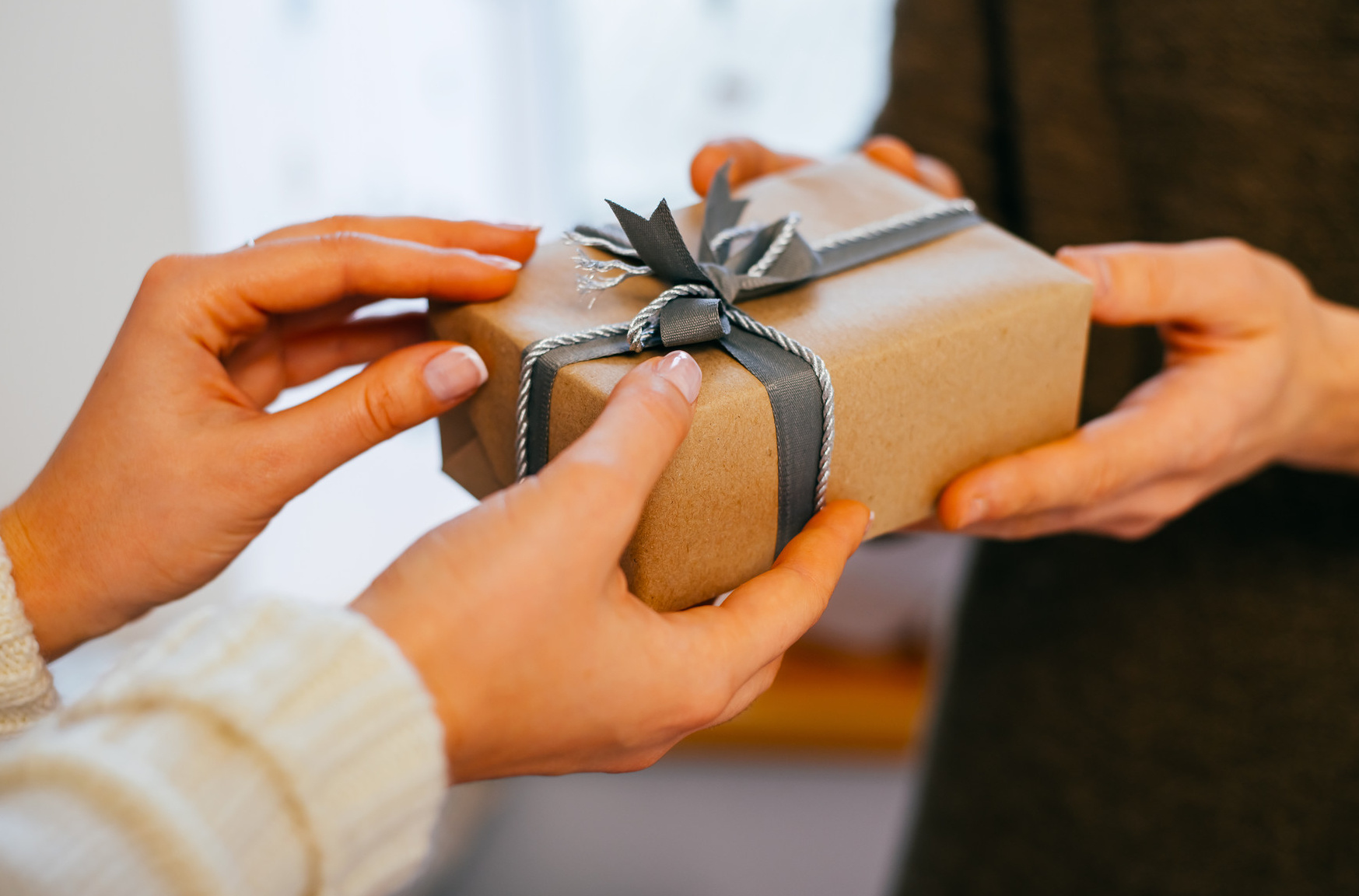 Дарить подарки принимать подарки. Подарок. Вручение подарка. Дарение подарков. Подарок в руках.