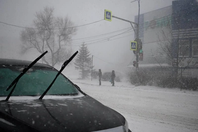 Во Владивостоке из-за снегопада перекрыли трассы