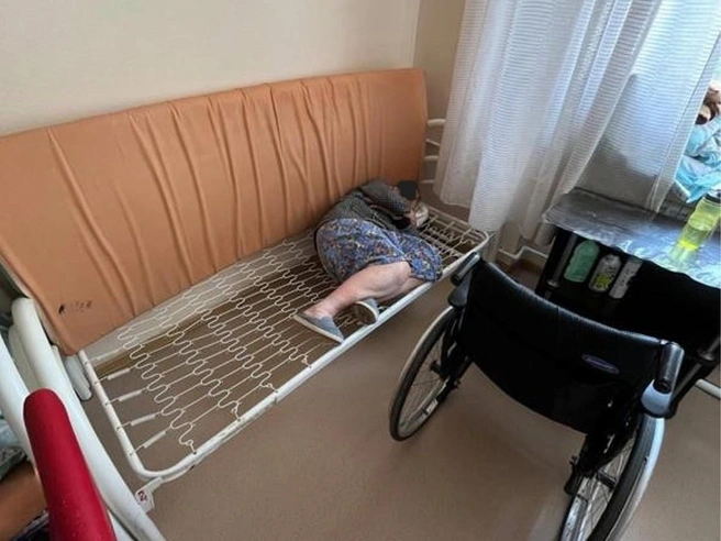 Фотографию пенсионерки, со слов бывшей медсестры, сделали во время перестилки кроватей | Источник: читатели V1.RU