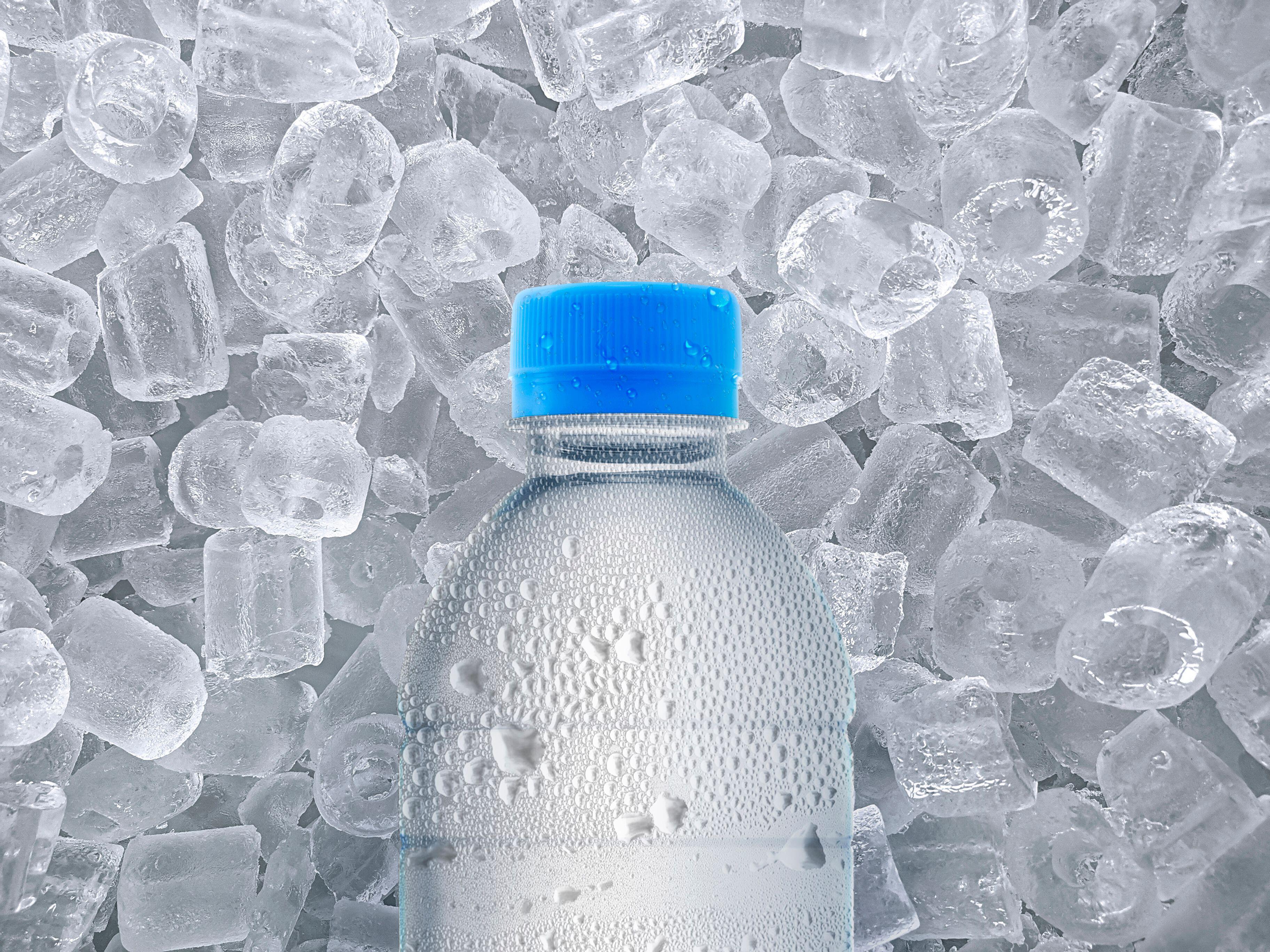 Замерзла вода в бутылке. Замерзшая вода в бутылке 0,5. Бутылка Разбитая льдом. Расширение воды при замерзании. Бутылка воды Кипр.