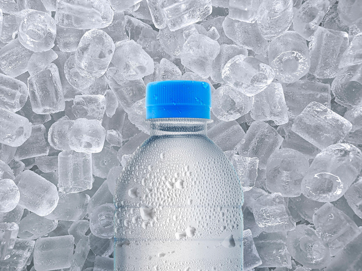 Почему пластиковая бутылка с водой не лопается при замерзании?
