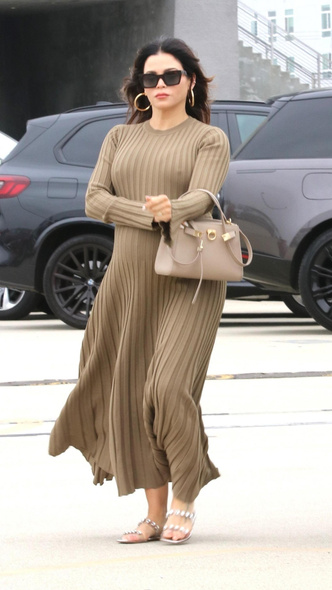 Всегда в моде: Дженна Дуан в платье, которое никогда не покинет тренды — оно стильное и роскошное