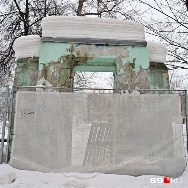 Пока еще не убрали старую арку | Источник: Василина Любимова / 59.RU