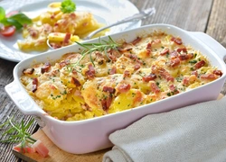 Завтрак на всю семью: сытная запеканка с картофелем, беконом и яйцом, которая понравится каждому