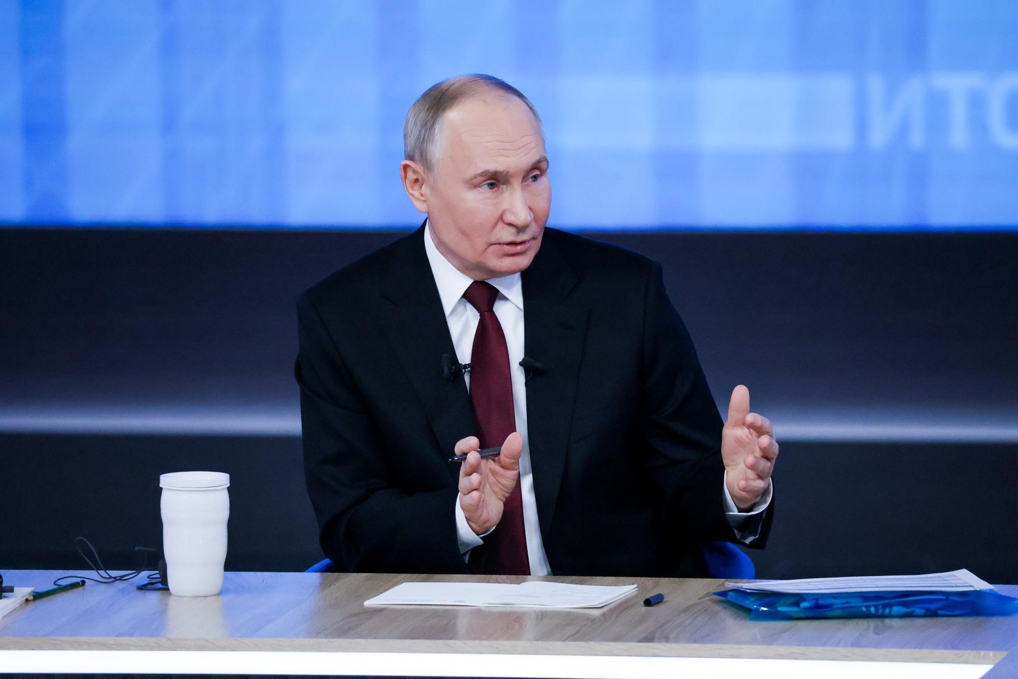 Путин наградил 13 железнодорожников и отметил два завода из Иркутской области