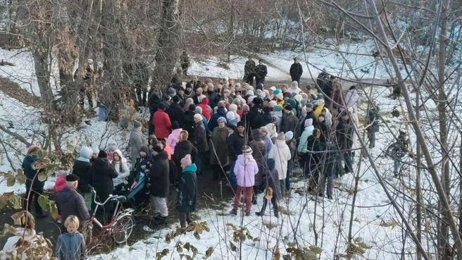Возмущенные собирались, чтобы рассказывать о своей проблеме журналистам | Источник: Алена Ускова